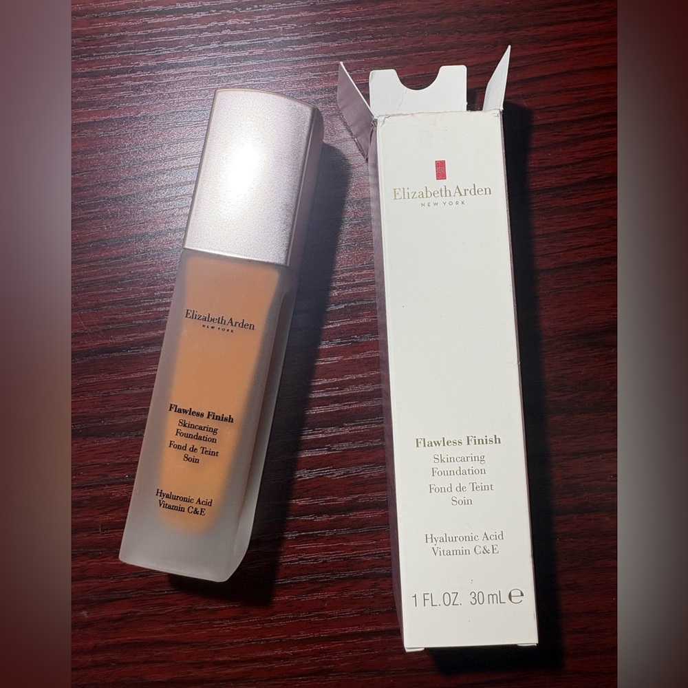 Elizabeth Arden Flawless Finish Skincare Foundation – 540W
